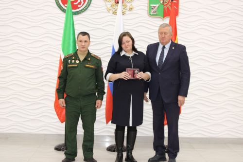 Вручение наград семьям погибших военнослужащих СВО в Заинске: церемония в ДК Энергетик