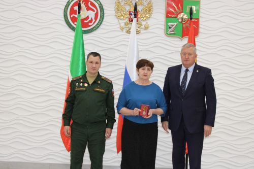 Вручение наград семьям погибших военнослужащих СВО в Заинске: церемония в ДК Энергетик