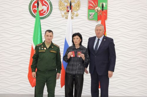 Вручение наград семьям погибших военнослужащих СВО в Заинске: церемония в ДК Энергетик