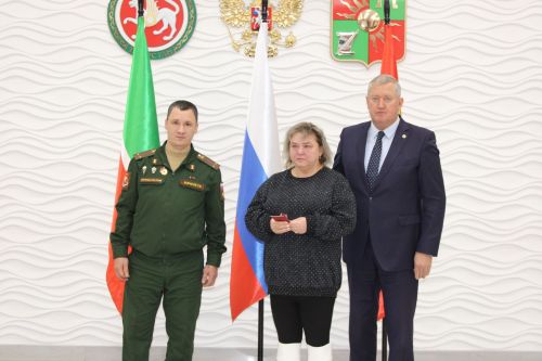 Вручение наград семьям погибших военнослужащих СВО в Заинске: церемония в ДК Энергетик