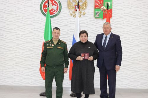 Вручение наград семьям погибших военнослужащих СВО в Заинске: церемония в ДК Энергетик