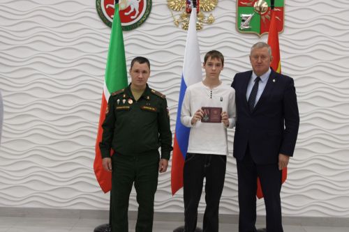Вручение наград семьям погибших военнослужащих СВО в Заинске: церемония в ДК Энергетик