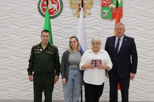Вручение наград семьям погибших военнослужащих СВО в Заинске: церемония в ДК Энергетик