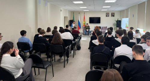 Зәй политехника көллияте студентлары безнең заман герое белән очрашты