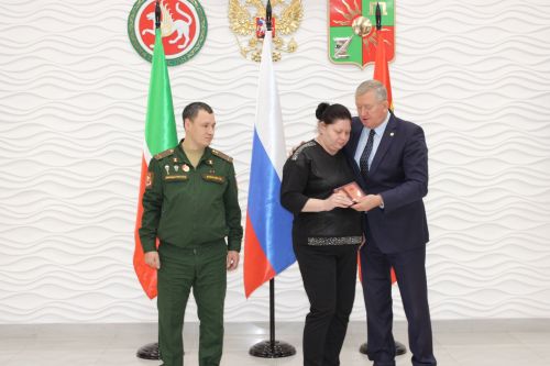 Вручение наград семьям погибших военнослужащих СВО в Заинске: церемония в ДК Энергетик