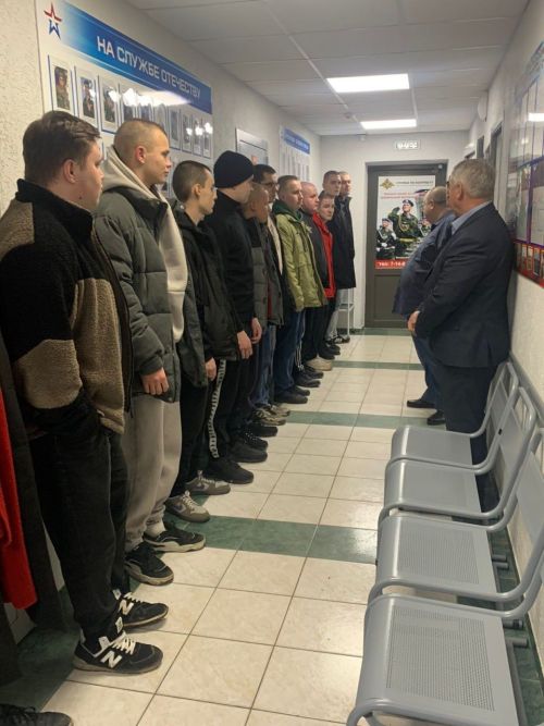 В Заинске проводили последнюю группу осенних призывников