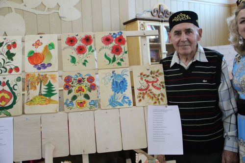 84-летний житель села Верхние Пинячи превращает дерево в произведения искусства
