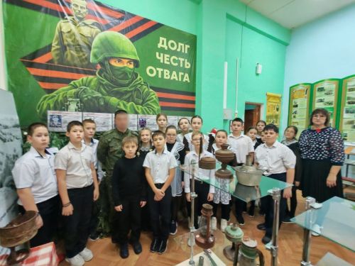 Иске Зәйдән хәрби егет туган мәктәбендә укучылар белән очрашты
