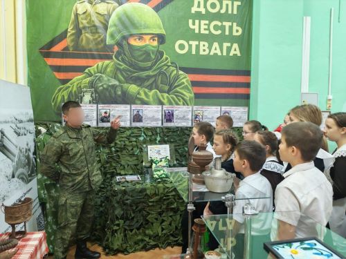 Иске Зәйдән хәрби егет туган мәктәбендә укучылар белән очрашты