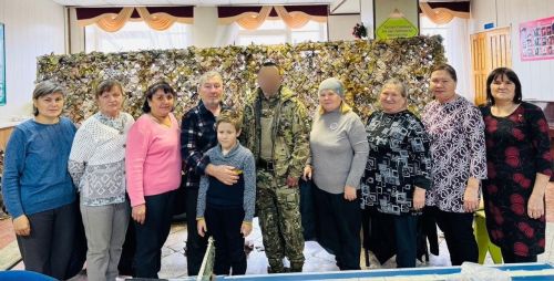 Хәрби егет Сарсаз-Багражда маскировка челтәрләре үрүчеләр янында булды