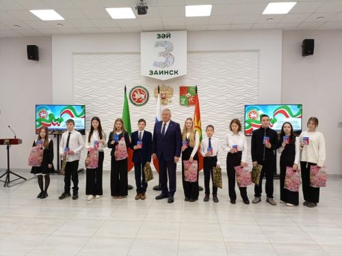 Зәйдә 11 яшүсмер төп документ - паспортлар алды