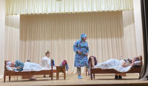 Аксар сәхнәсендә –  «Әниләр һәм бәбиләр» спектакле