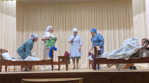 Аксар сәхнәсендә –  «Әниләр һәм бәбиләр» спектакле
