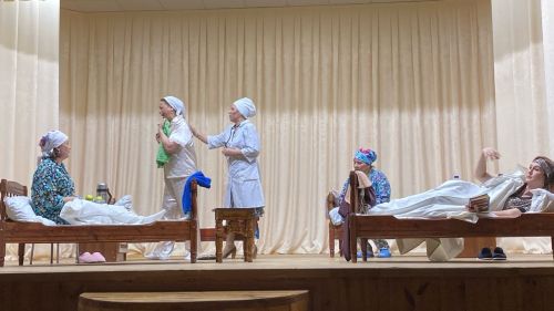 Аксар сәхнәсендә –  «Әниләр һәм бәбиләр» спектакле