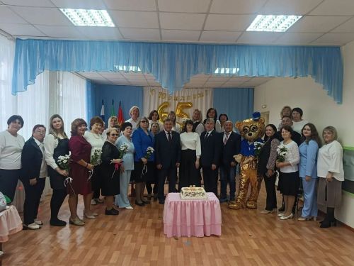 Заинский детсад «Рябинка» задул свечи на юбилейном торте