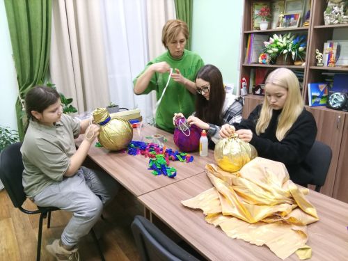 Аксар мәдәният йортында үзенчәлекле чыршы уенчыклары ясадылар