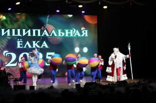 В Заинске елка главы района объединила 500 талантливых школьников