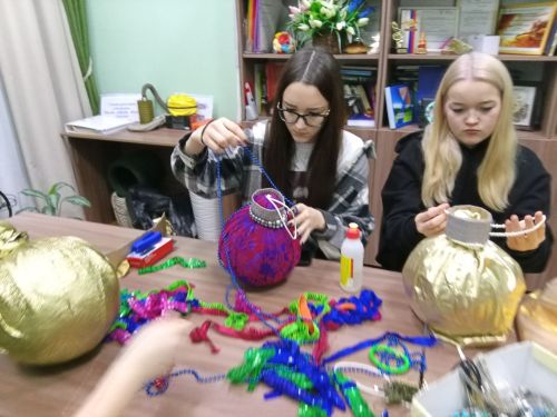 Аксар мәдәният йортында үзенчәлекле чыршы уенчыклары ясадылар