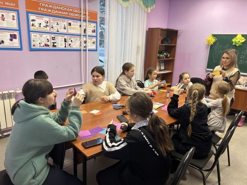 Мастер-класс “Праздник к нам приходит”: юные мастера создали ёлочные игрушки