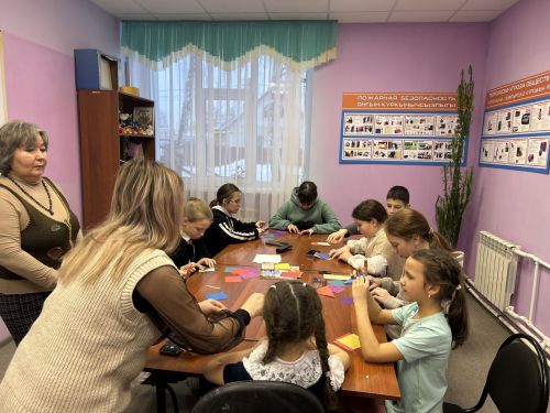 Мастер-класс “Праздник к нам приходит”: юные мастера создали ёлочные игрушки