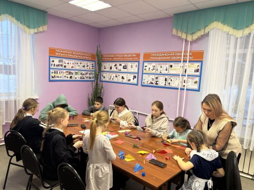 Мастер-класс “Праздник к нам приходит”: юные мастера создали ёлочные игрушки