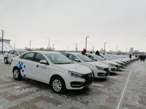 Рөстәм Миңнеханов «Татмедиа» холдингына 49 автомобиль тапшырды