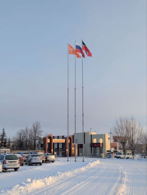 Зәй ГРЭСы алдына флагштоклар куелды