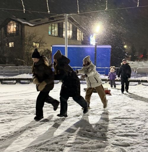 Новогодний променад собрал в парке юных спортсменов