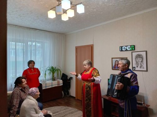 Заинские артисты и соцработники поздравили людей с ограниченными возможностями на дому