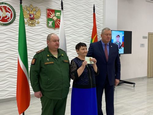 Вечная память героям: в Заинске состоялась церемония вручения наград семьям погибших участников СВО