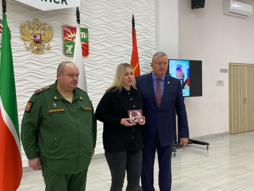 Вечная память героям: в Заинске состоялась церемония вручения наград семьям погибших участников СВО