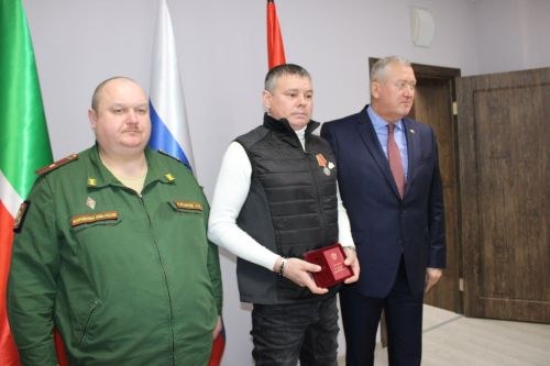 Встреча с героями СВО и вручение наград прошли в Заинске в День Героев Отечества