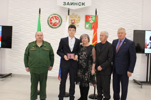 Зәйдә Ватан Геройлары көнендә махсус операциядә һәлак булганнарның гаиләләренә дәүләт бүләкләре тапшырылды