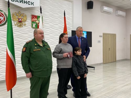 Вечная память героям: в Заинске состоялась церемония вручения наград семьям погибших участников СВО
