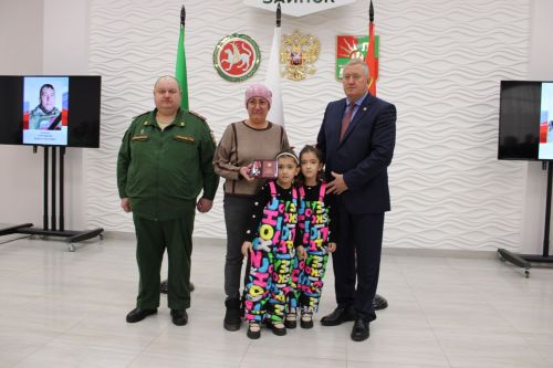 Зәйдә Ватан Геройлары көнендә махсус операциядә һәлак булганнарның гаиләләренә дәүләт бүләкләре тапшырылды