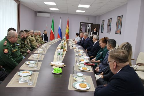 Зәйдә хәрбиләр белән очрашуда егетләргә батырлыклары өчен медальләр тапшырылды