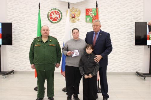 Зәйдә Ватан Геройлары көнендә махсус операциядә һәлак булганнарның гаиләләренә дәүләт бүләкләре тапшырылды