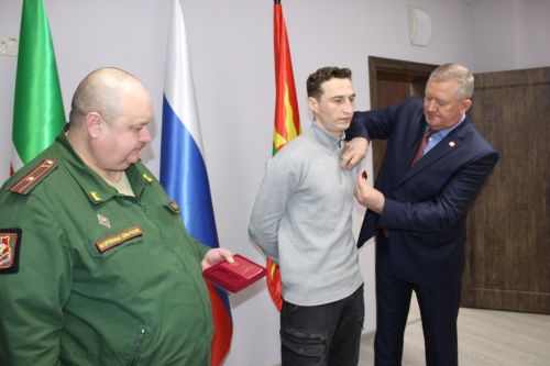 Встреча с героями СВО и вручение наград прошли в Заинске в День Героев Отечества