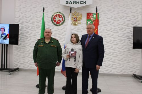 Зәйдә Ватан Геройлары көнендә махсус операциядә һәлак булганнарның гаиләләренә дәүләт бүләкләре тапшырылды