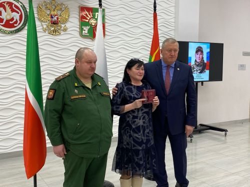 Вечная память героям: в Заинске состоялась церемония вручения наград семьям погибших участников СВО