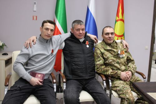 Зәйдә хәрбиләр белән очрашуда егетләргә батырлыклары өчен медальләр тапшырылды