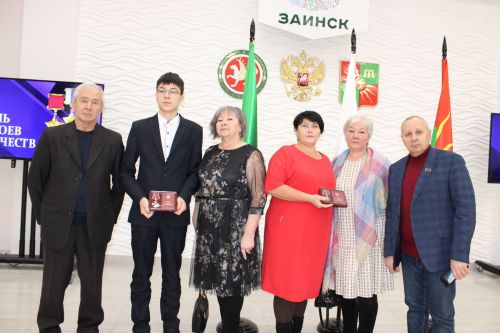 Зәйдә Ватан Геройлары көнендә махсус операциядә һәлак булганнарның гаиләләренә дәүләт бүләкләре тапшырылды
