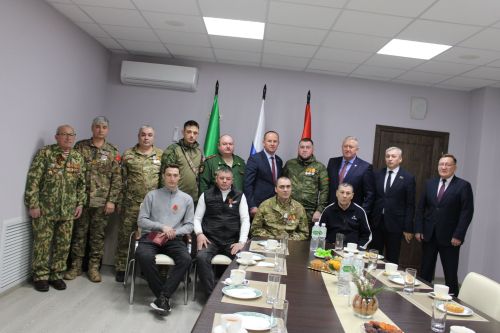 Зәйдә хәрбиләр белән очрашуда егетләргә батырлыклары өчен медальләр тапшырылды