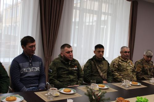 Зәйдә хәрбиләр белән очрашуда егетләргә батырлыклары өчен медальләр тапшырылды