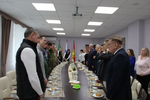 Зәйдә хәрбиләр белән очрашуда егетләргә батырлыклары өчен медальләр тапшырылды