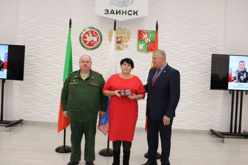 Зәйдә Ватан Геройлары көнендә махсус операциядә һәлак булганнарның гаиләләренә дәүләт бүләкләре тапшырылды