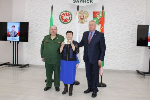 Зәйдә Ватан Геройлары көнендә махсус операциядә һәлак булганнарның гаиләләренә дәүләт бүләкләре тапшырылды