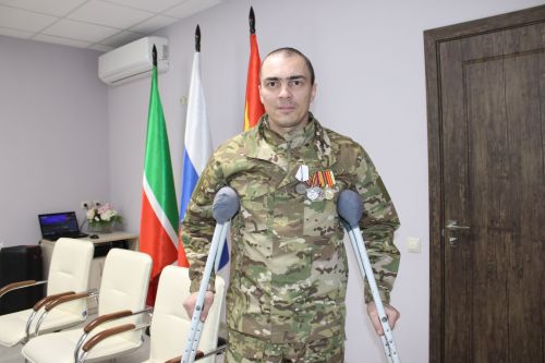 Зәйдә хәрбиләр белән очрашуда егетләргә батырлыклары өчен медальләр тапшырылды