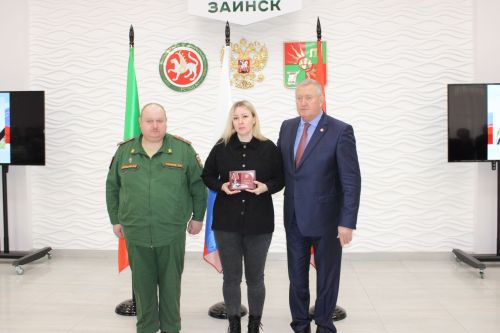 Зәйдә Ватан Геройлары көнендә махсус операциядә һәлак булганнарның гаиләләренә дәүләт бүләкләре тапшырылды