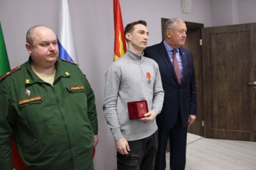 Зәйдә хәрбиләр белән очрашуда егетләргә батырлыклары өчен медальләр тапшырылды